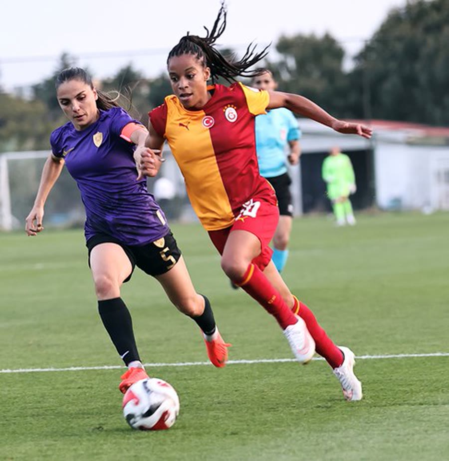 Galatasaray Kadın Futbol Takımı Amed Sportif Faaliyetler karşısında