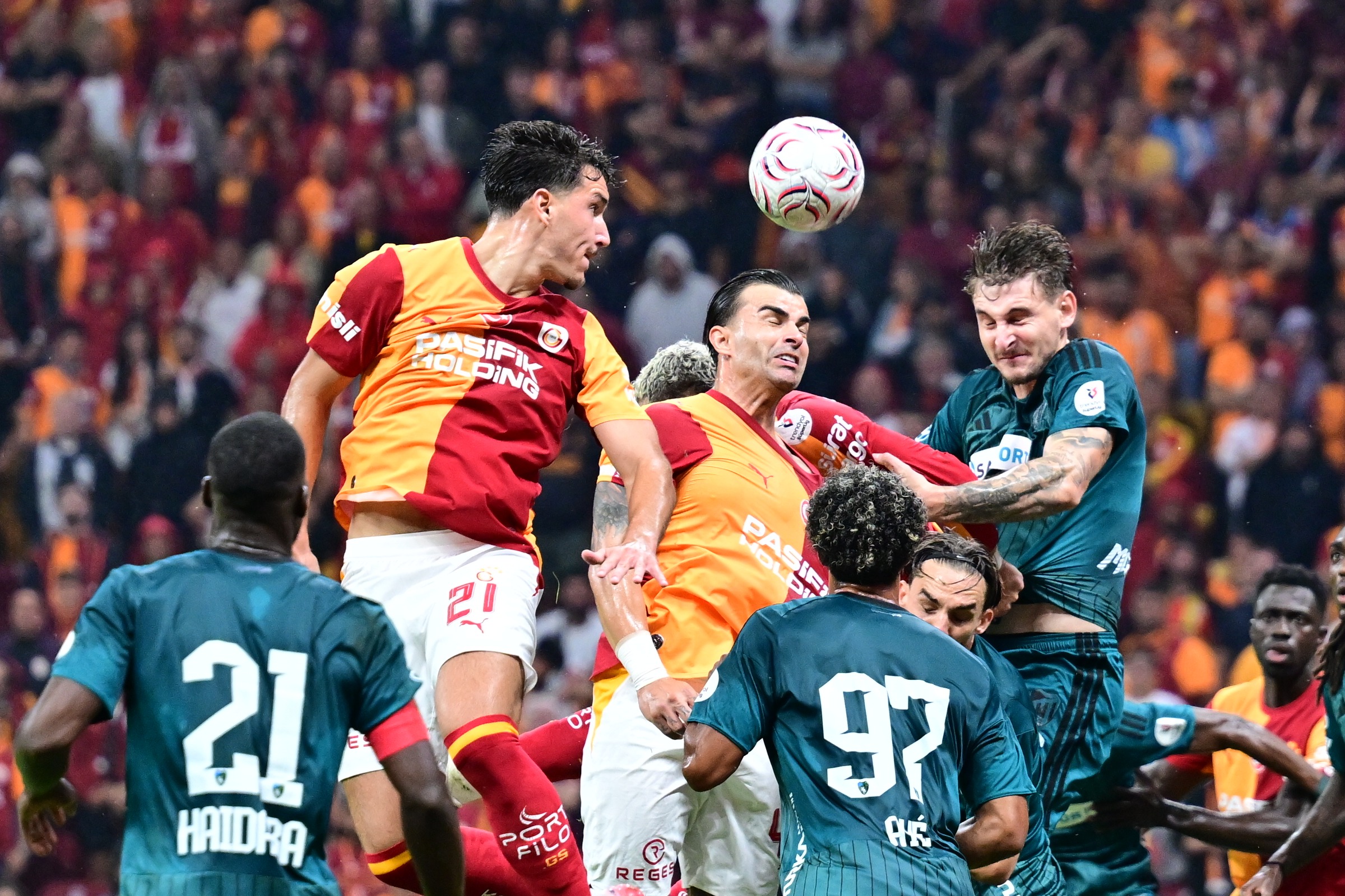 GÖVDE (maç akışı) - Deniz Gül (21) ve Bardakcı'nın Kocaelispor savunmasıyla hava topu mücadelesi, Haidara ve Aye görünüy