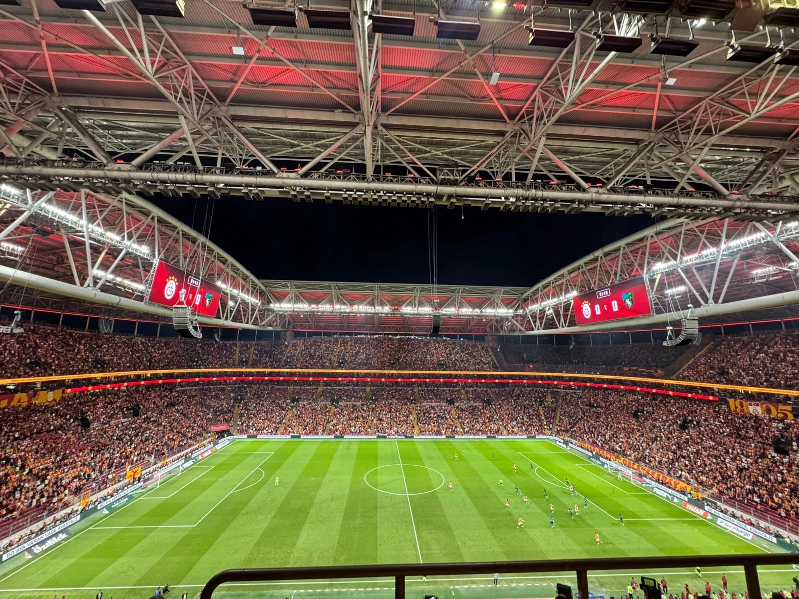 GÖVDE (tepki/protokol bölümü) - RAMS Park dolu tribünler, maç öncesi geniş kare. 1600x1200. Orijinal: https://img.piri.n