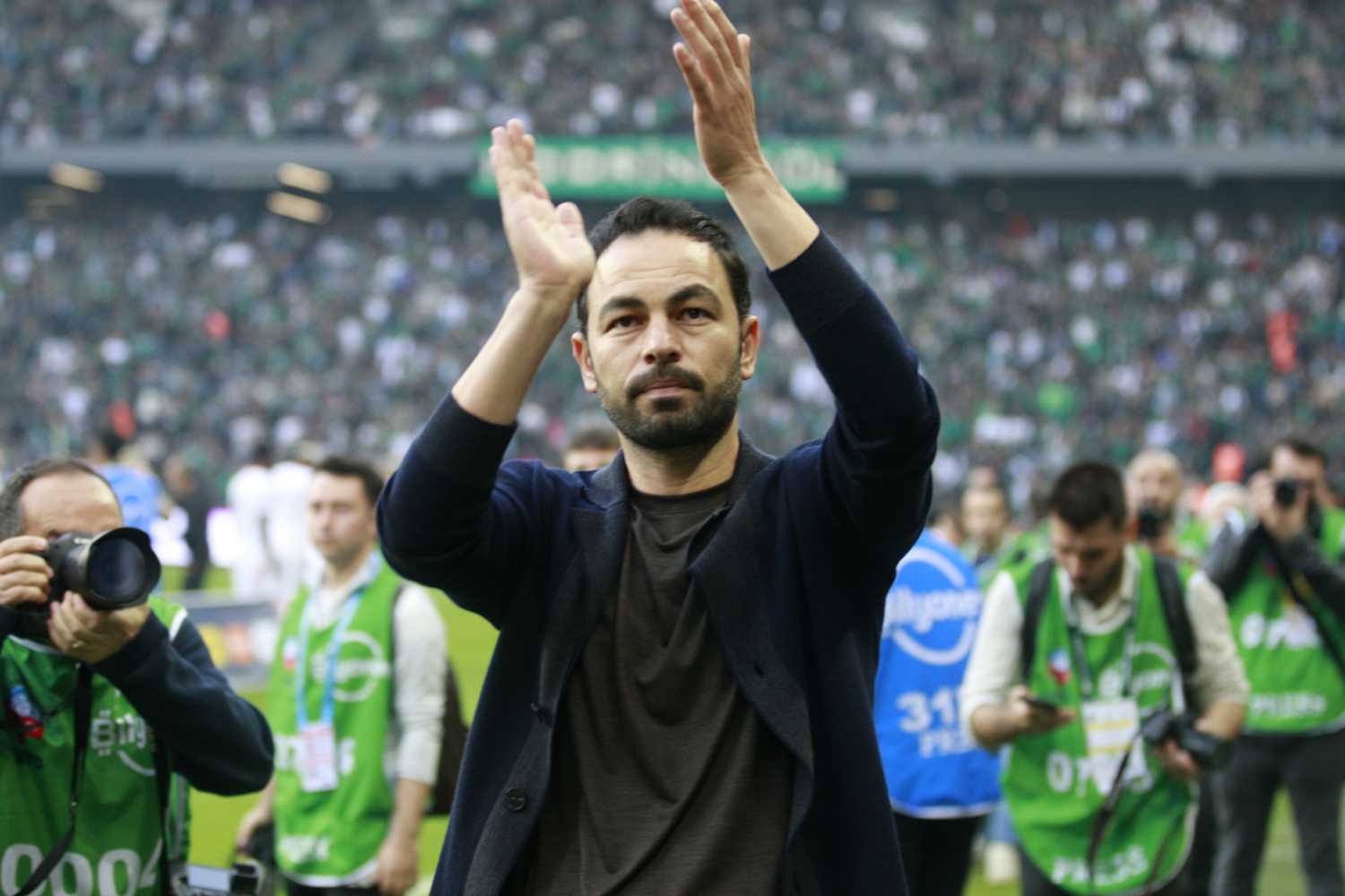 GÖVDE - Kocaelispor Teknik Direktörü Selçuk İnan tribünü alkışlarken; 1500x1000, temiz (Sabah galerisi)