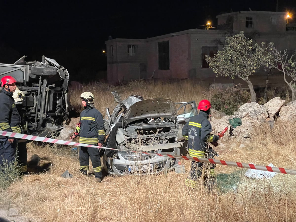 KAPAK ÖNERİSİ (2048x1536, filigransız, net): gece, şeritle çevrili kaza yerinde itfaiyeciler; önde hurdaya dönmüş otomobil, solda yan yatmış otobüsün alt kısmı, arkada köy evleri.