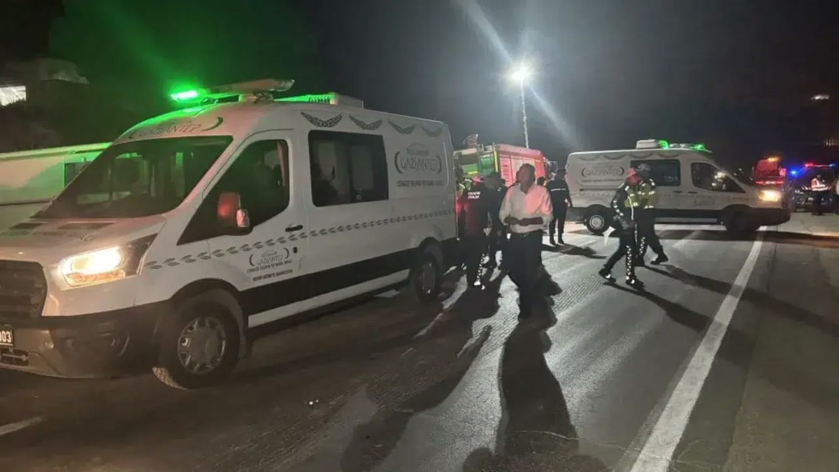 1280x720: gece kara yolunda kaza yerine gelen beyaz cenaze/ambulans araçları ve ekipler, yol üzerinde polis.