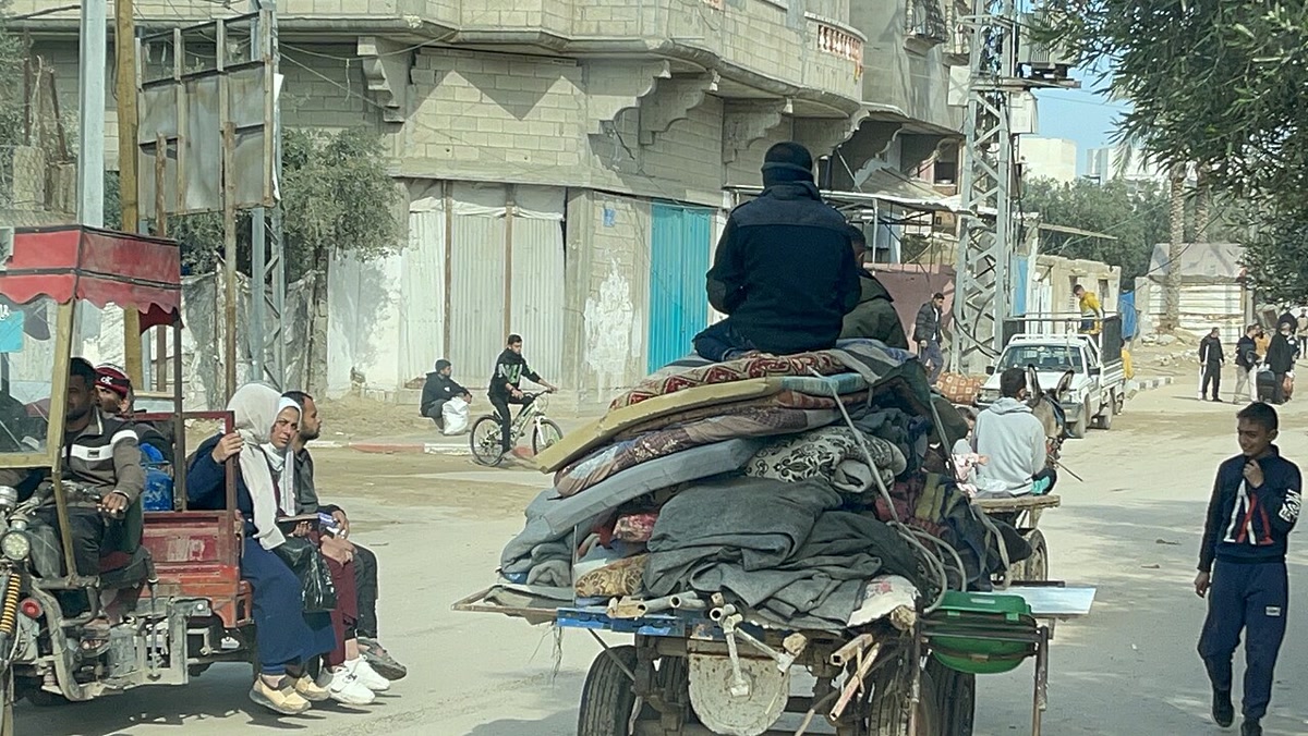 Gazzeliler ateşkes sonrası evlerine dönerken: el arabası ve motorlu arabalarda yatak-yorgan yüküyle sokakta ilerleyen aileler (Ocak 2025 tarihli, ilk ateşkes dönemi). Orijinal 3520x1980, CC BY-SA 4.0.