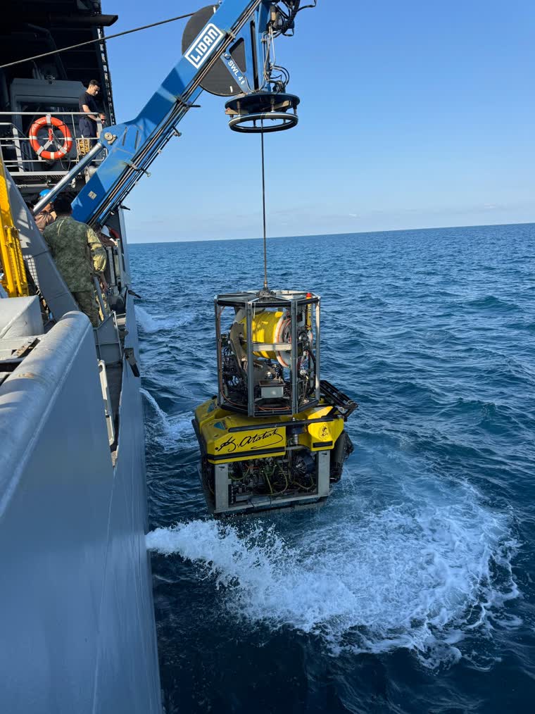 Sualtı aracı deniz yüzeyine bırakılıyor