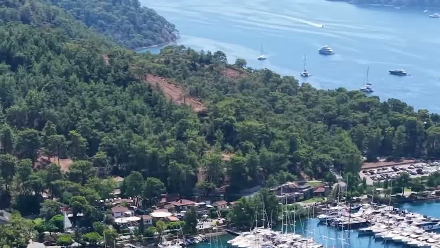 Göcek koyu havadan görünümü: marina ve halk plajı yan yana