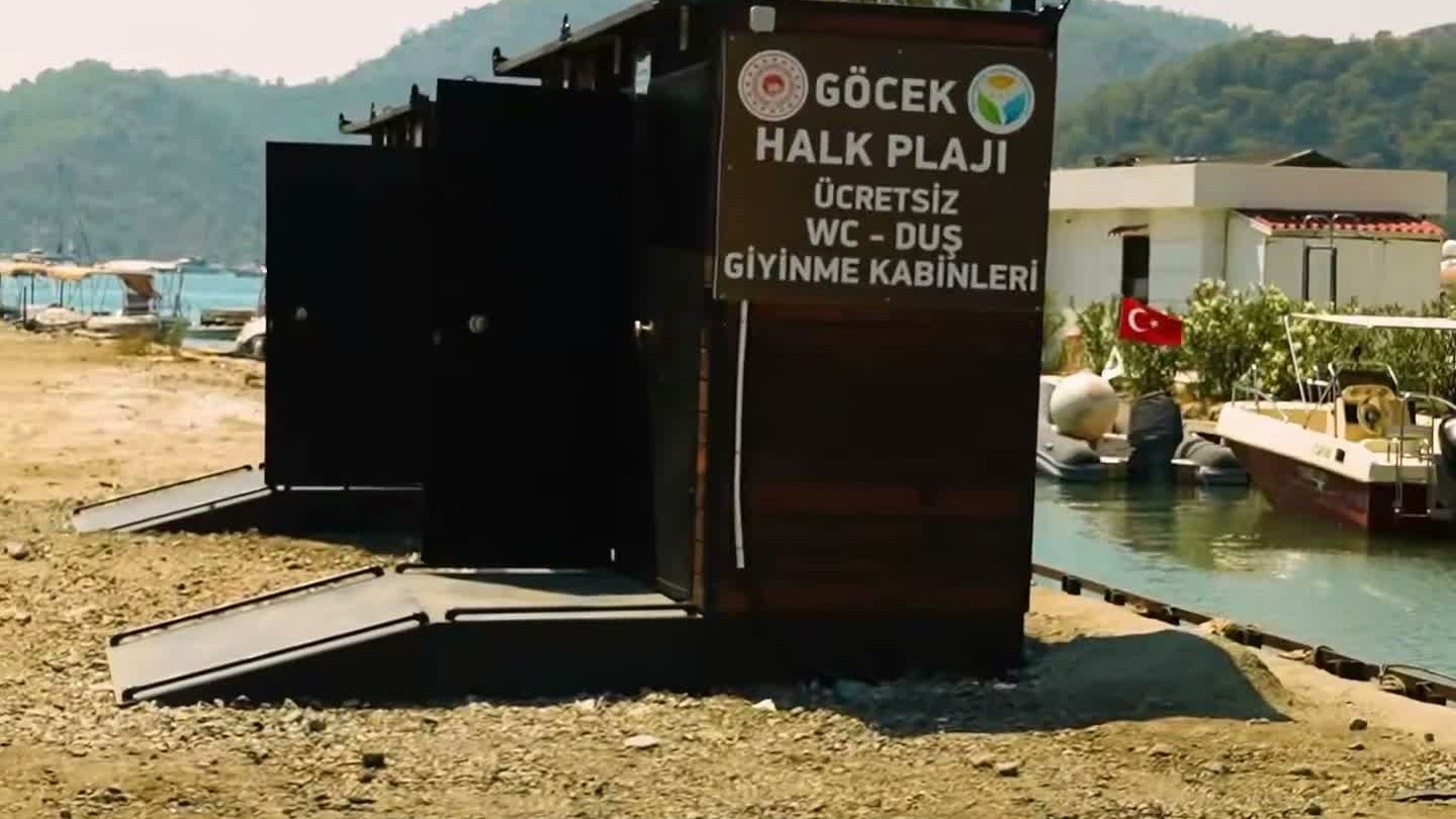 Sahile kurulan ücretsiz WC, duş ve giyinme kabinleri