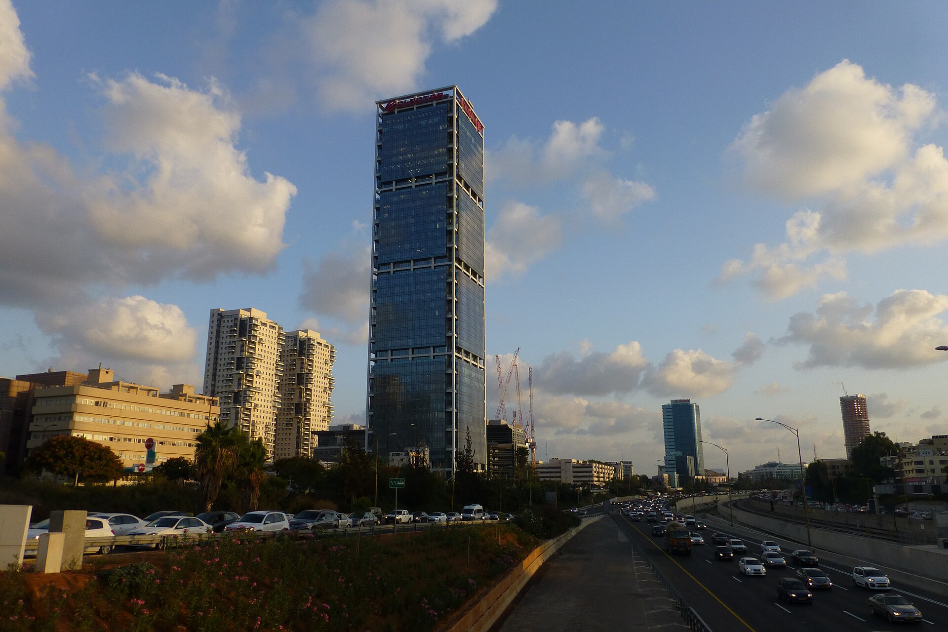 GÖVDE — Electra Tower yerden, Ayalon otoyolu ile, 1920px (Wikimedia Commons).