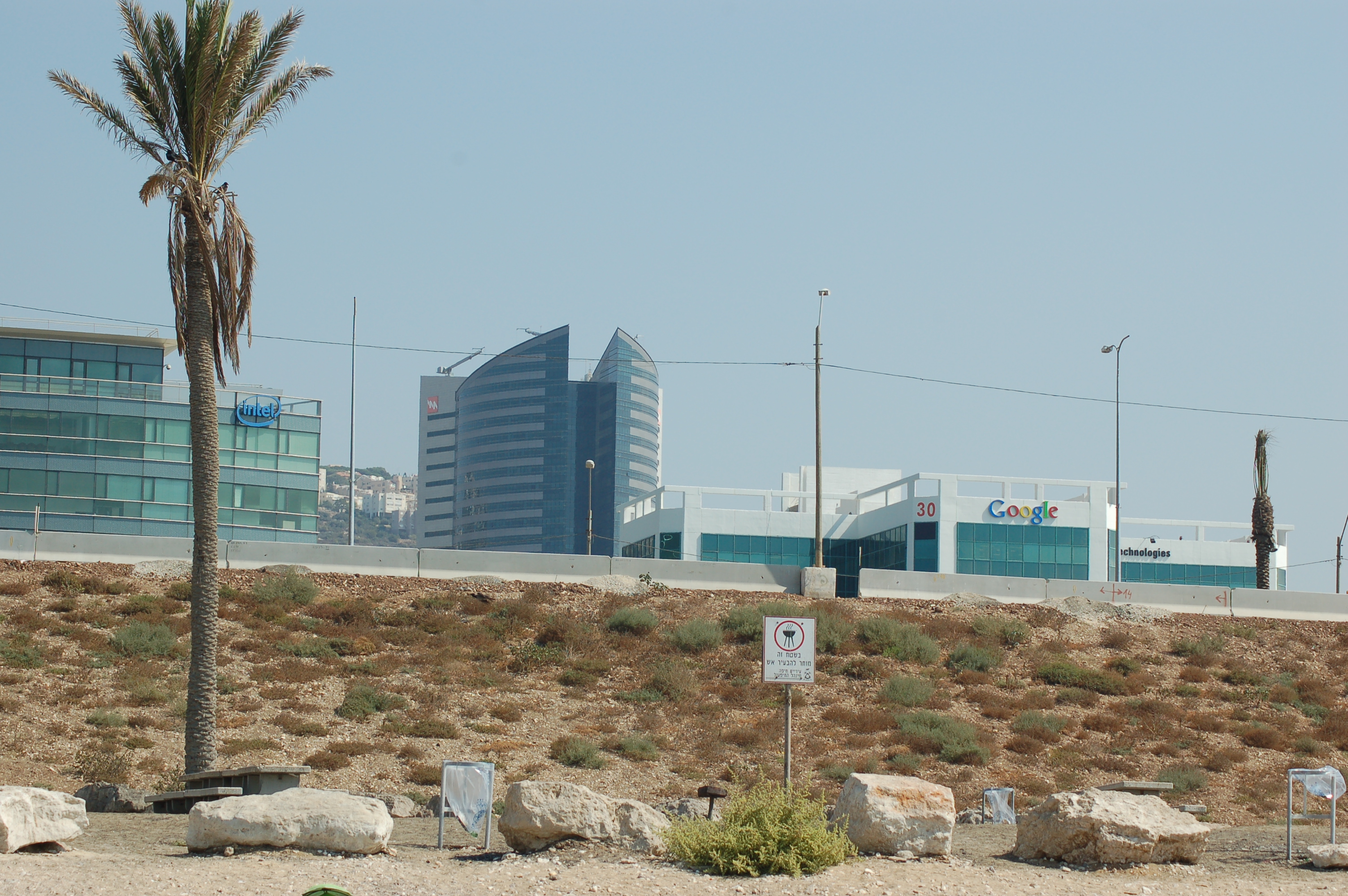 YEDEK — Hayfa sahilinden Intel ve Google binaları, 3008x2000 (Wikimedia Commons).