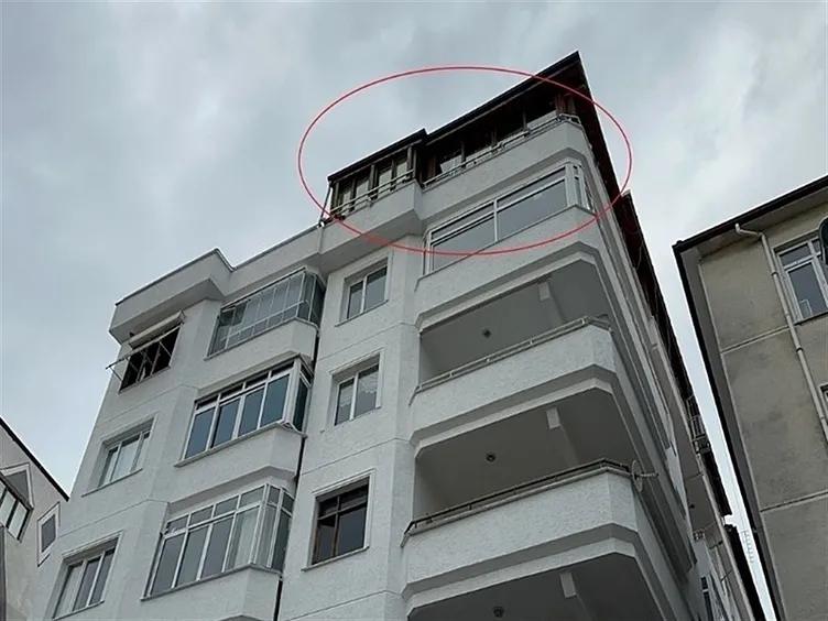 GÖVDE — Olayın yaşandığı Çınarcık'taki bina; düşüşün olduğu pencere kırmızı daire ile işaretlenmiş (gerçek bina fotoğraf