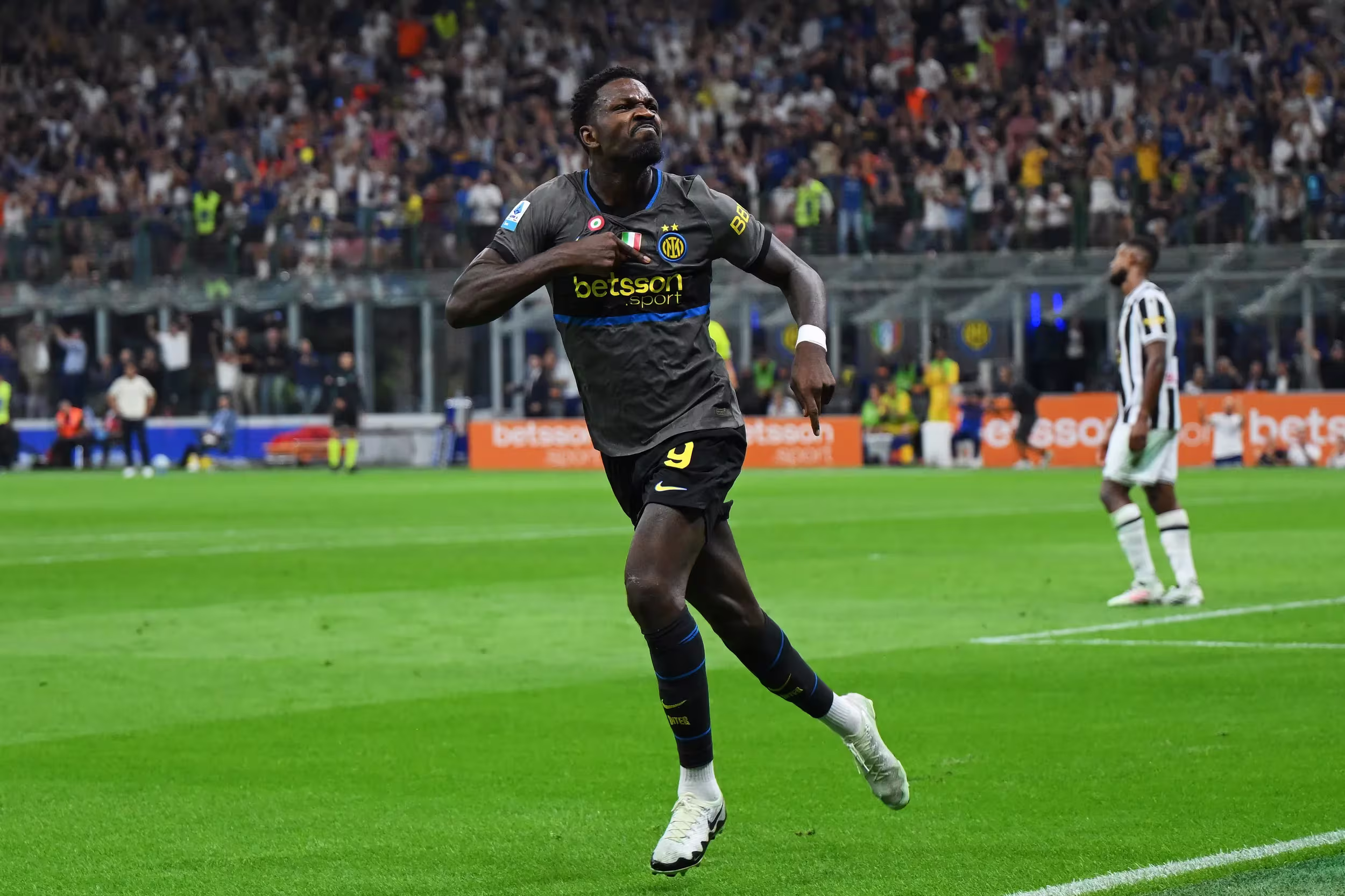 GÖVDE 3 — Thuram (9) San Siro tribünleri önünde gol sevinciyle koşuyor; Inter resmi maç galerisi, 2500x1666