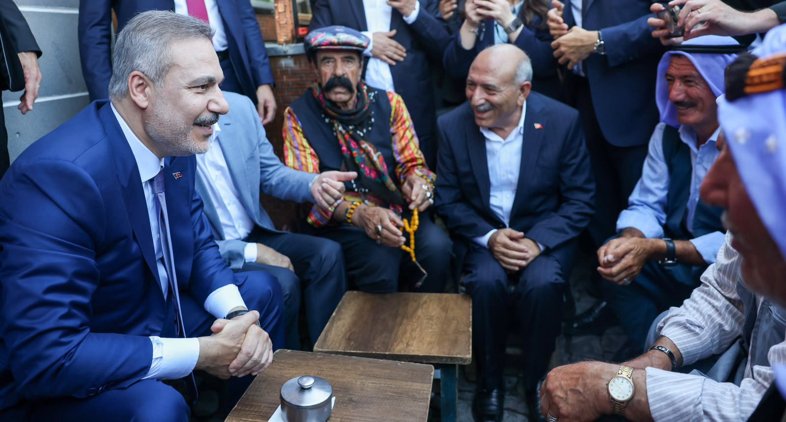 Hakan Fidan Diyarbakır'da yöresel kıyafetli vatandaşlarla sohbet ederken