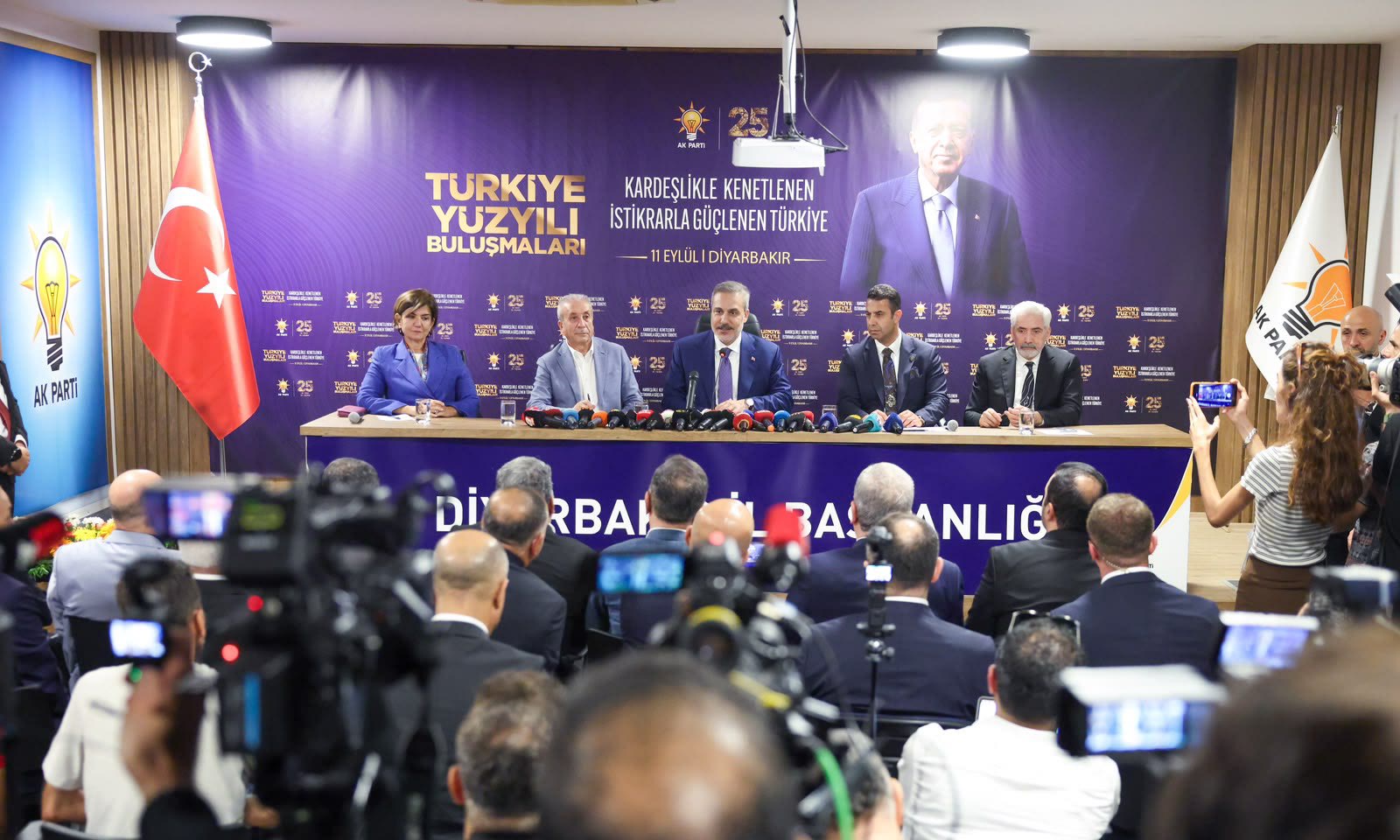 Fidan, AK Parti Diyarbakır İl Başkanlığı'nda basın toplantısında