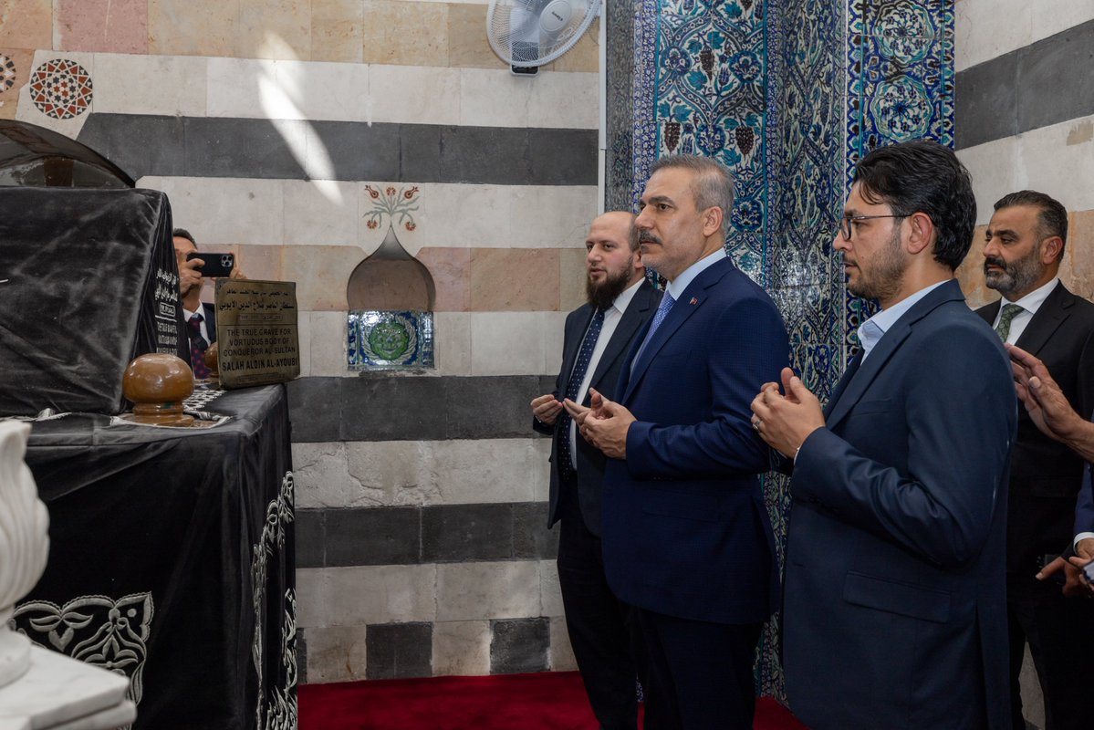 GÖVDE 3 — Fidan Selahaddin Eyyubi Türbesi'nde dua ederken, Dışişleri resmî X hesabı (14 Eylül); ?name=large ile 2048x136