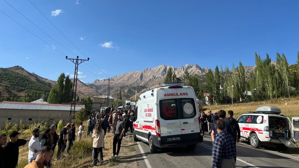 Hakkari'de trafik kazası: Şemdinli yolunda lastiği patlayan kamyonet otomobile öyle bir çarptı ki