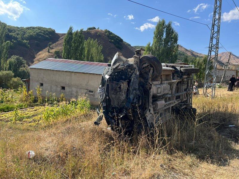 Hakkari'de trafik kazası: Şemdinli yolunda lastiği patlayan kamyonet otomobile öyle bir çarptı ki