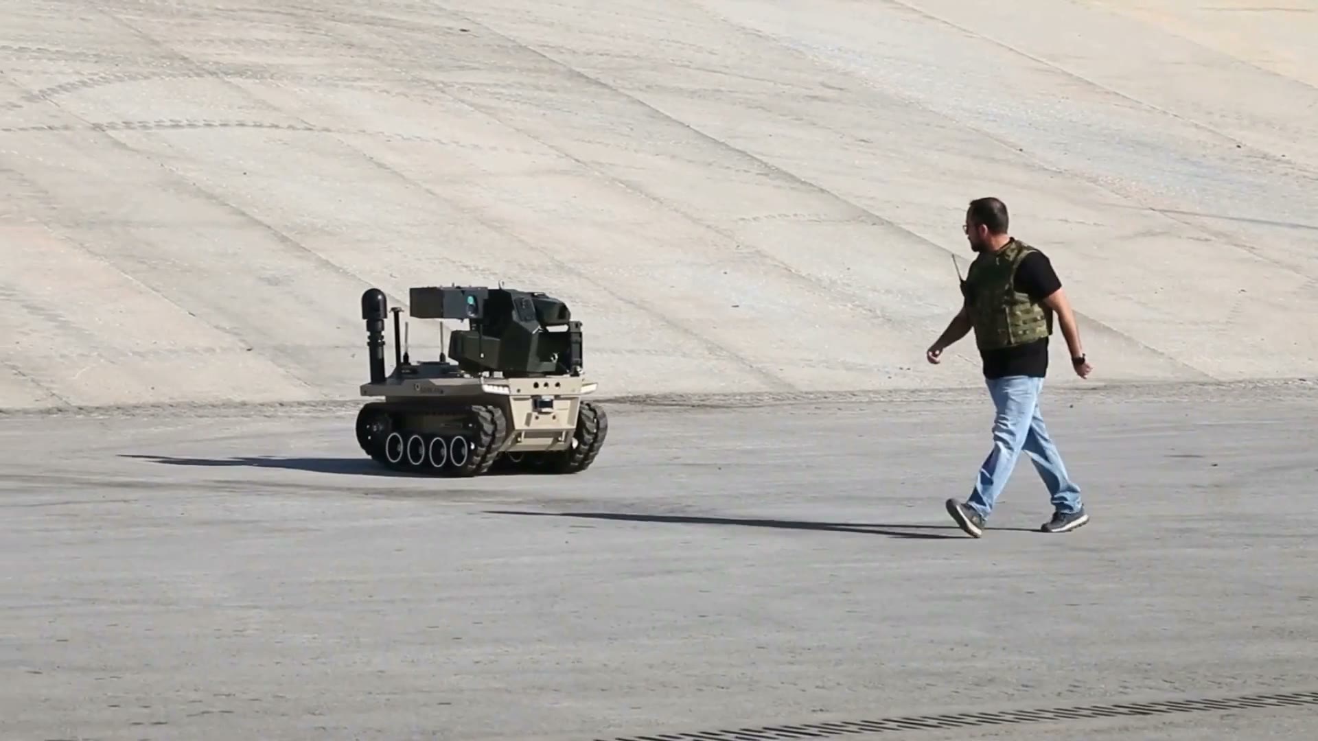 Silahlı BARKAN atış sahasında: operatör araçla birlikte ilerliyor