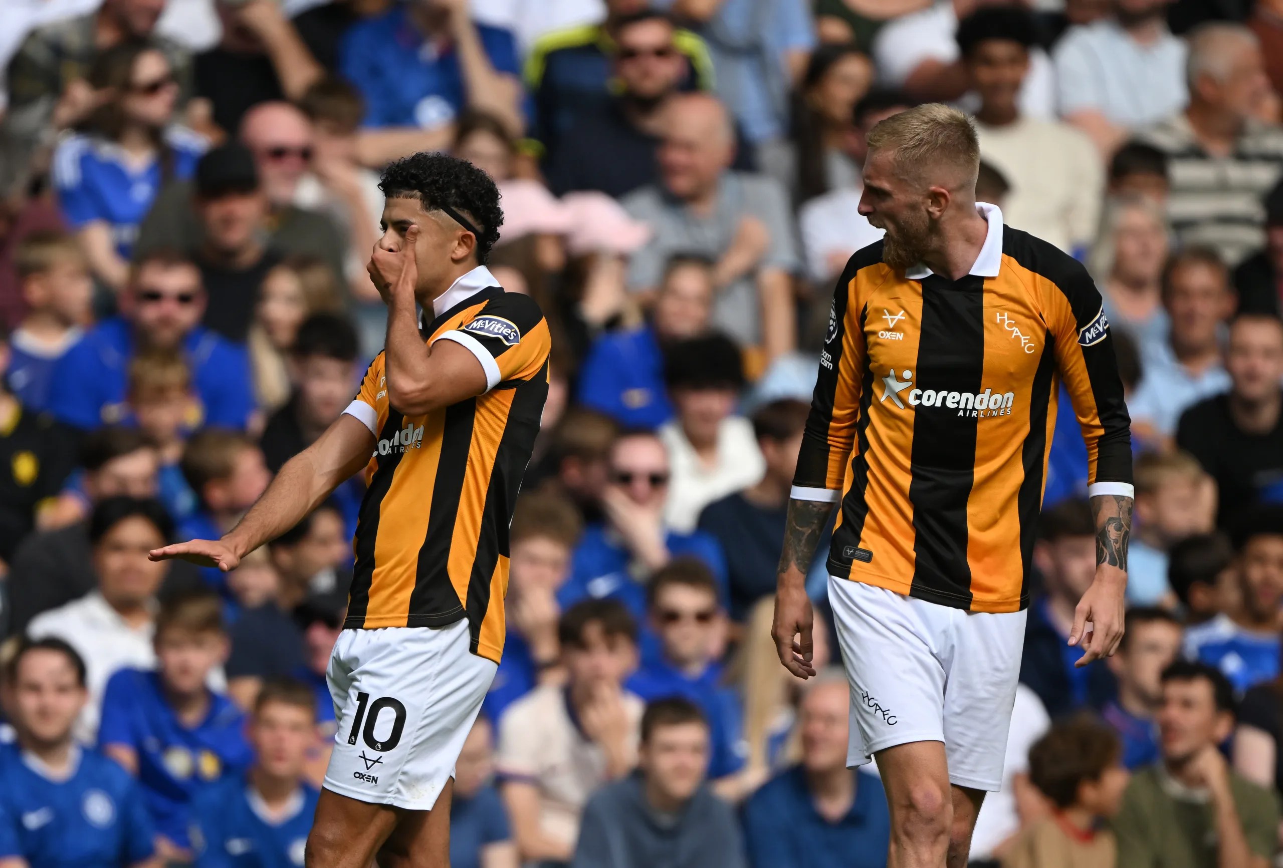 GÖVDE – Belloumi (10) gol sonrası eliyle yüzünü kapatmış, yanında McBurnie bağırıyor; arkada mavi Chelsea tribünü. 2560x