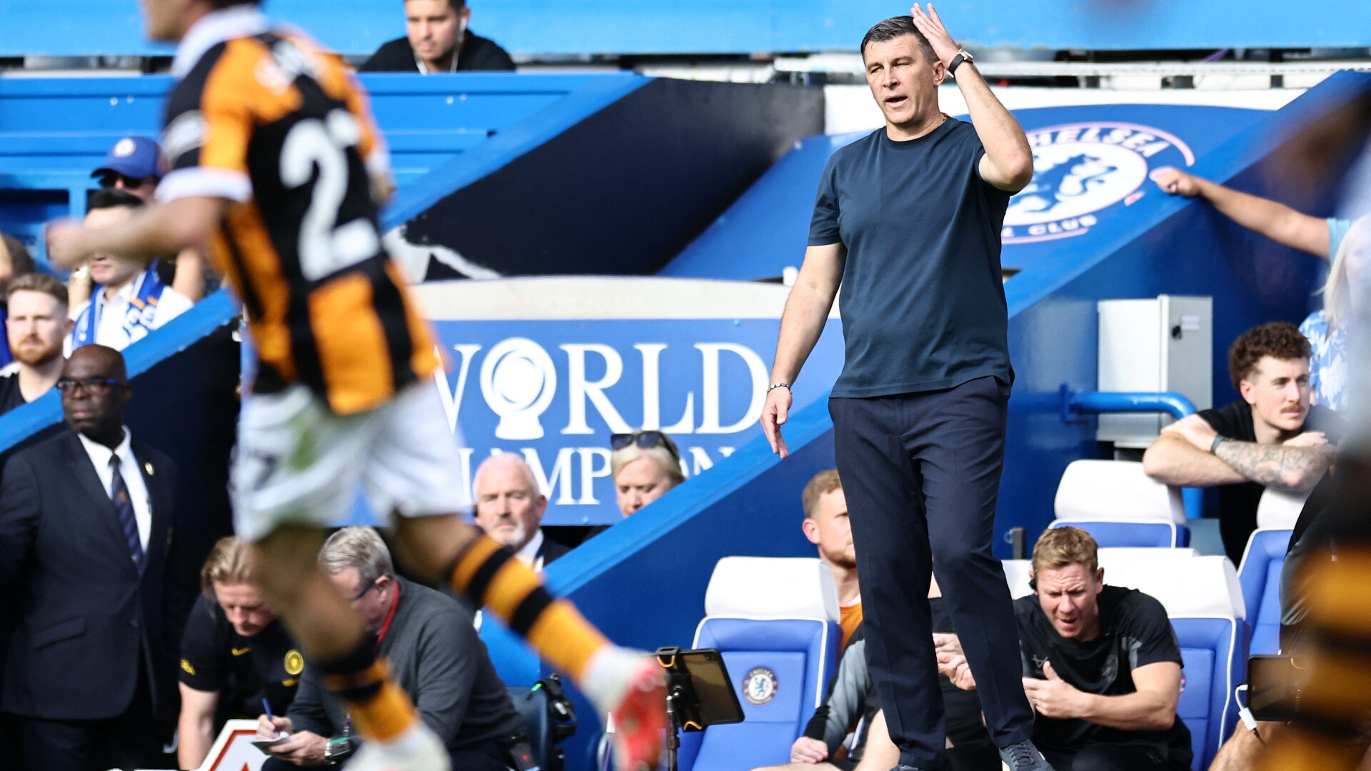 GÖVDE – Sergej Jakirovic Stamford Bridge kenarında elini başına atmış tepki veriyor, önde bulanık Hull oyuncusu, arkada