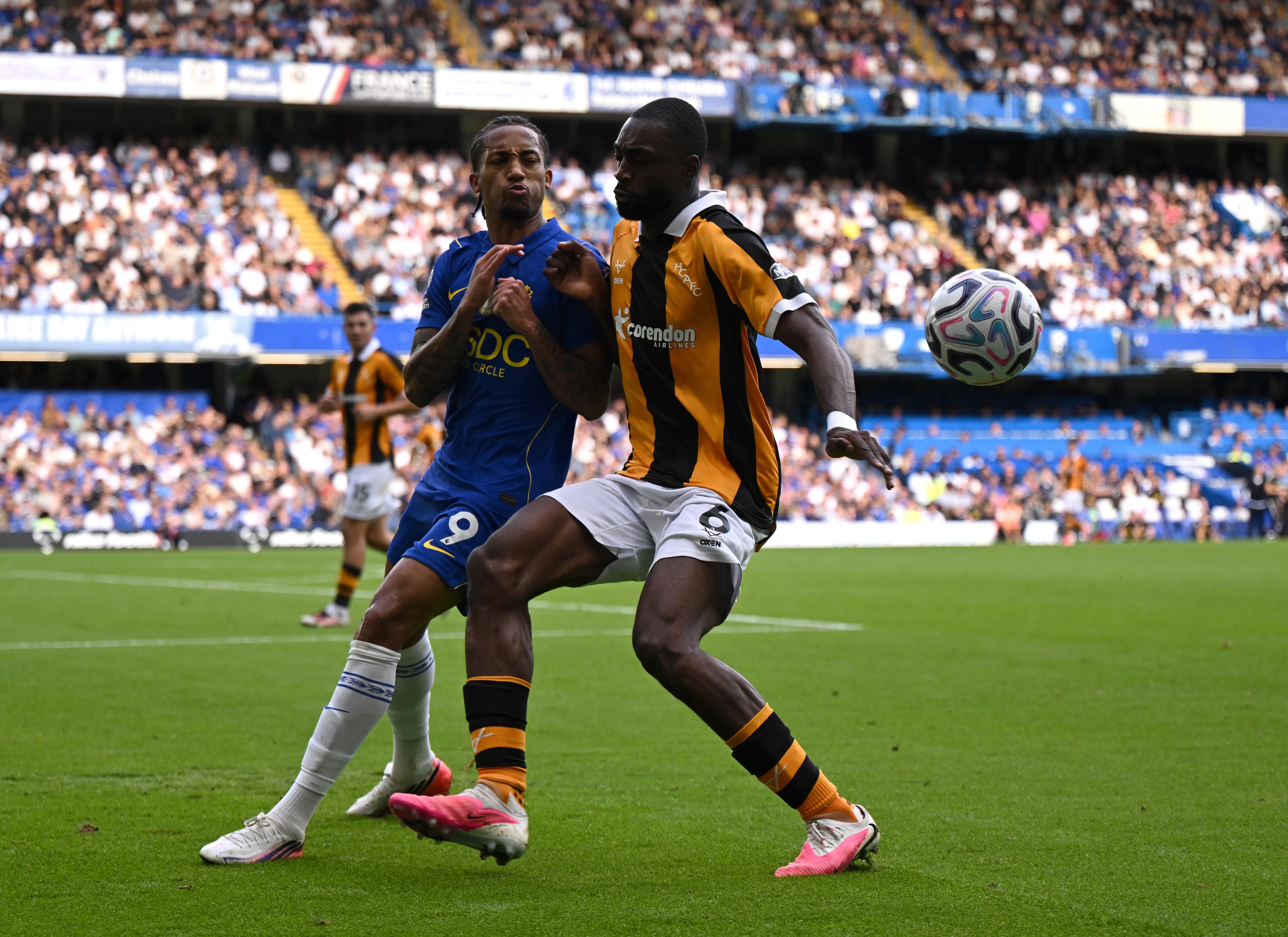 GÖVDE – Semi Ajayi (6) Joao Pedro'yu omuzlayarak topu uzaklaştırıyor; Stamford Bridge tribünü. 5352x3893, çok yüksek çöz