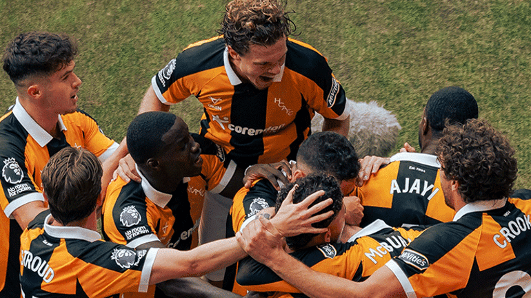 GÖVDE – Hull oyuncuları (Stroud, Ajayi, Crooks) gol sonrası üstten çekilmiş kucaklaşma; 770x433 (dosya GIF kapsayıcıda,