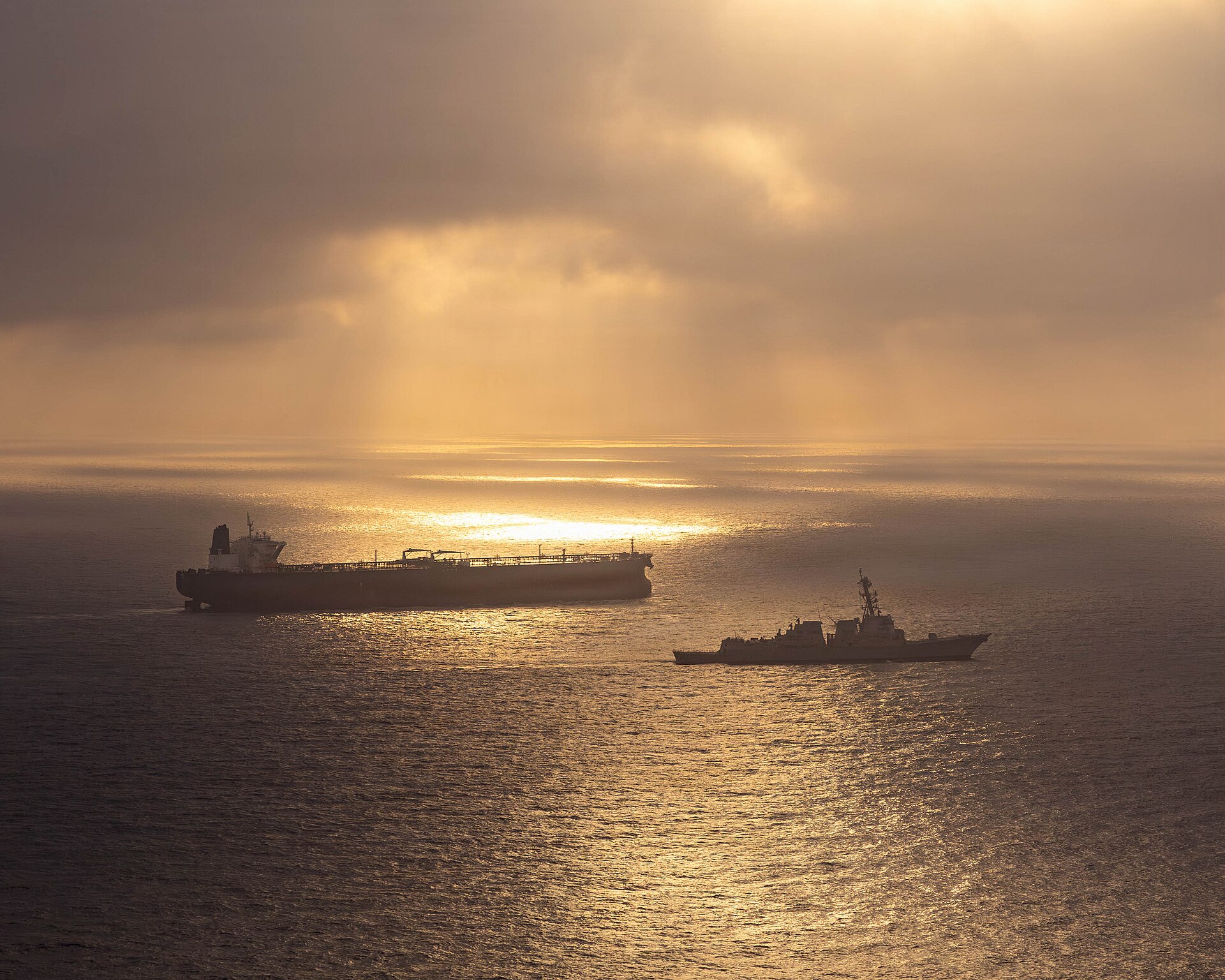 GÖVDE/alternatif kapak. Gün batımında USS Rafael Peralta ile İran bandıralı tanker yan yana, 24 Nisan 2026. ABD Donanmas
