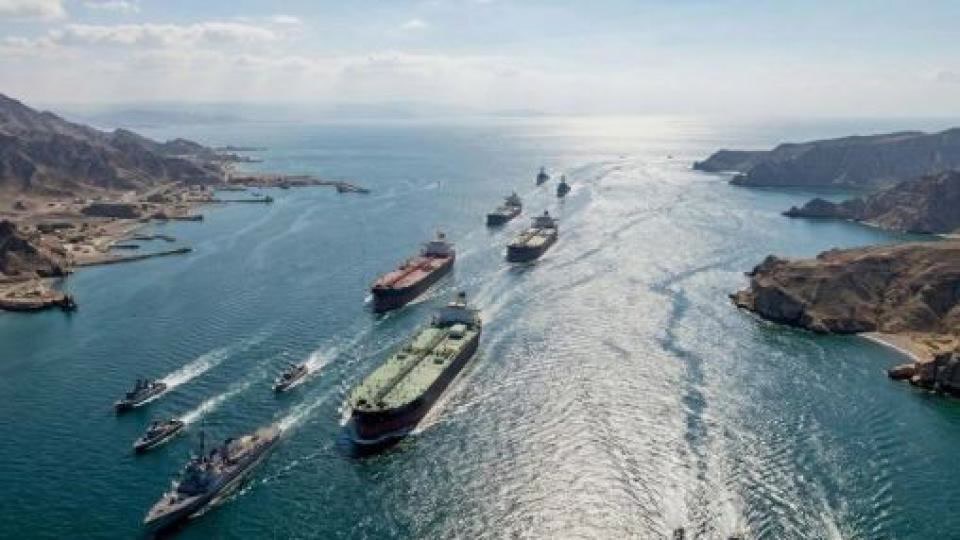 Dar bir geçitte savaş/devriye botlarının eşlik ettiği tanker konvoyu, havadan çekim; gövdeye yardımcı foto. 960x540.