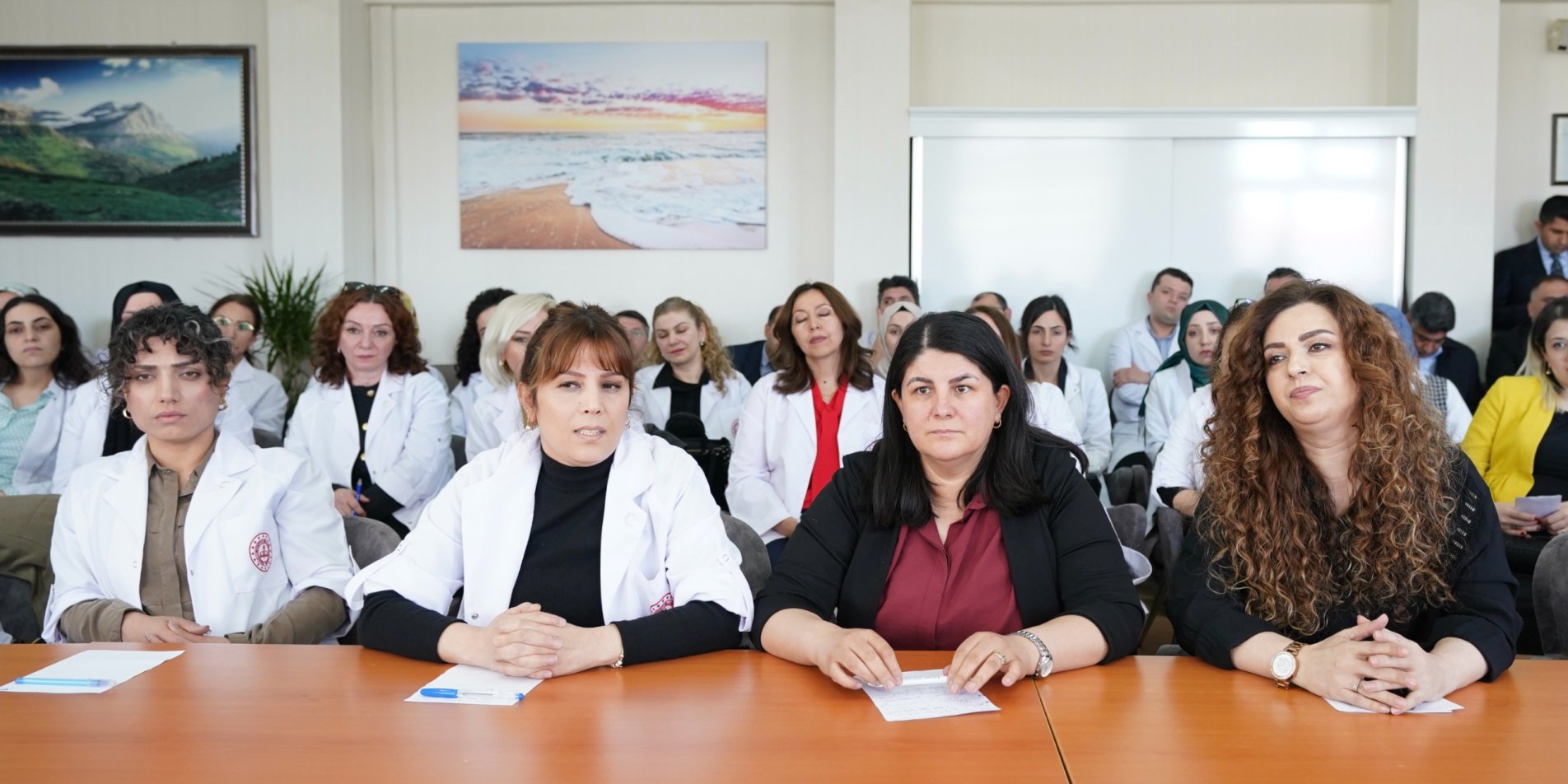 GÖVDE: Toplantı salonunda önlüklü öğretmenler; MEB'in Mayıs 2026 ilk dönem iller arası atama sonuçları haberinin fotoğra