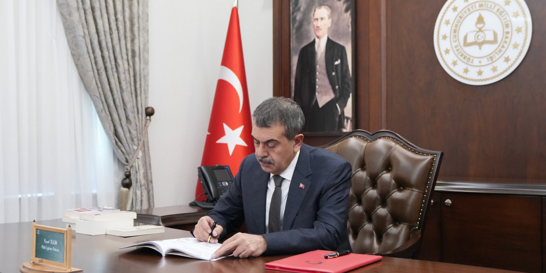 GÖVDE: Bakan Tekin makam masasında belge imzalarken; MEB 14 Eylül 2026 video mesaj haberinin fotoğrafı, 1904x952