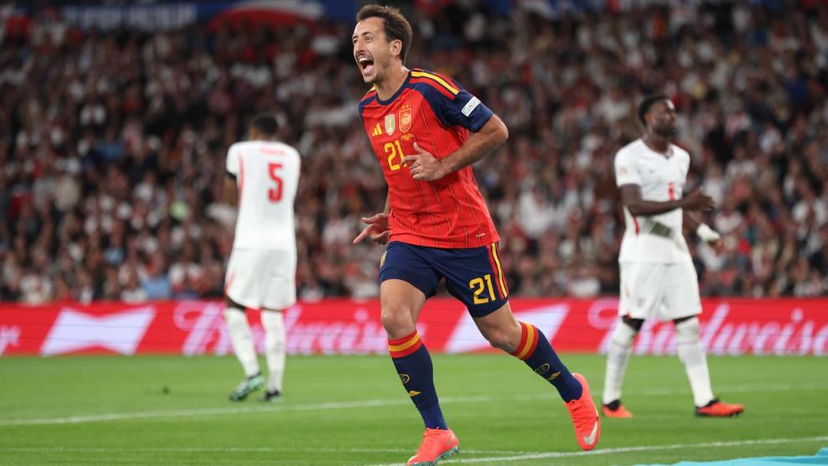 Mikel Oyarzabal, İngiltere'ye attığı galibiyet golünü kutluyor (UEFA.com)