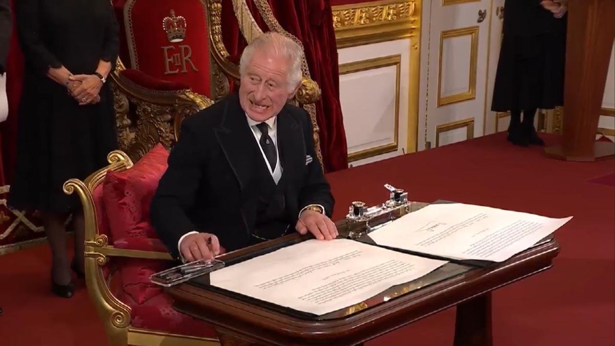 İngiltere'de Windsor'daki Umman Sultanı yemeğinde Kral Charles Arapça bir hadis okudu: hadis ne diyordu?