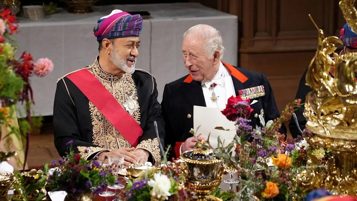 İngiltere'de Windsor'daki Umman Sultanı yemeğinde Kral Charles Arapça bir hadis okudu: hadis ne diyordu?