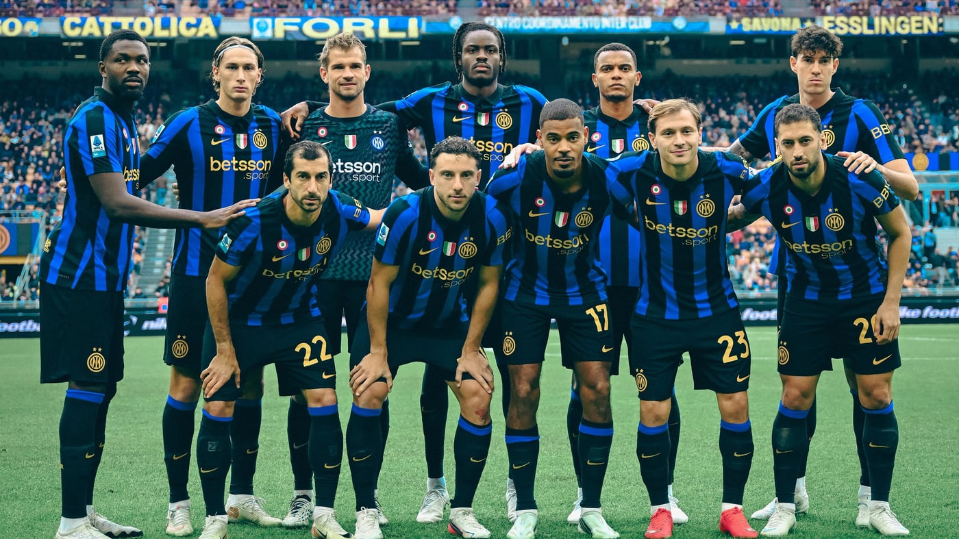 Inter futbolcuları Fiorentina maçı öncesi San Siro'da takım pozunda