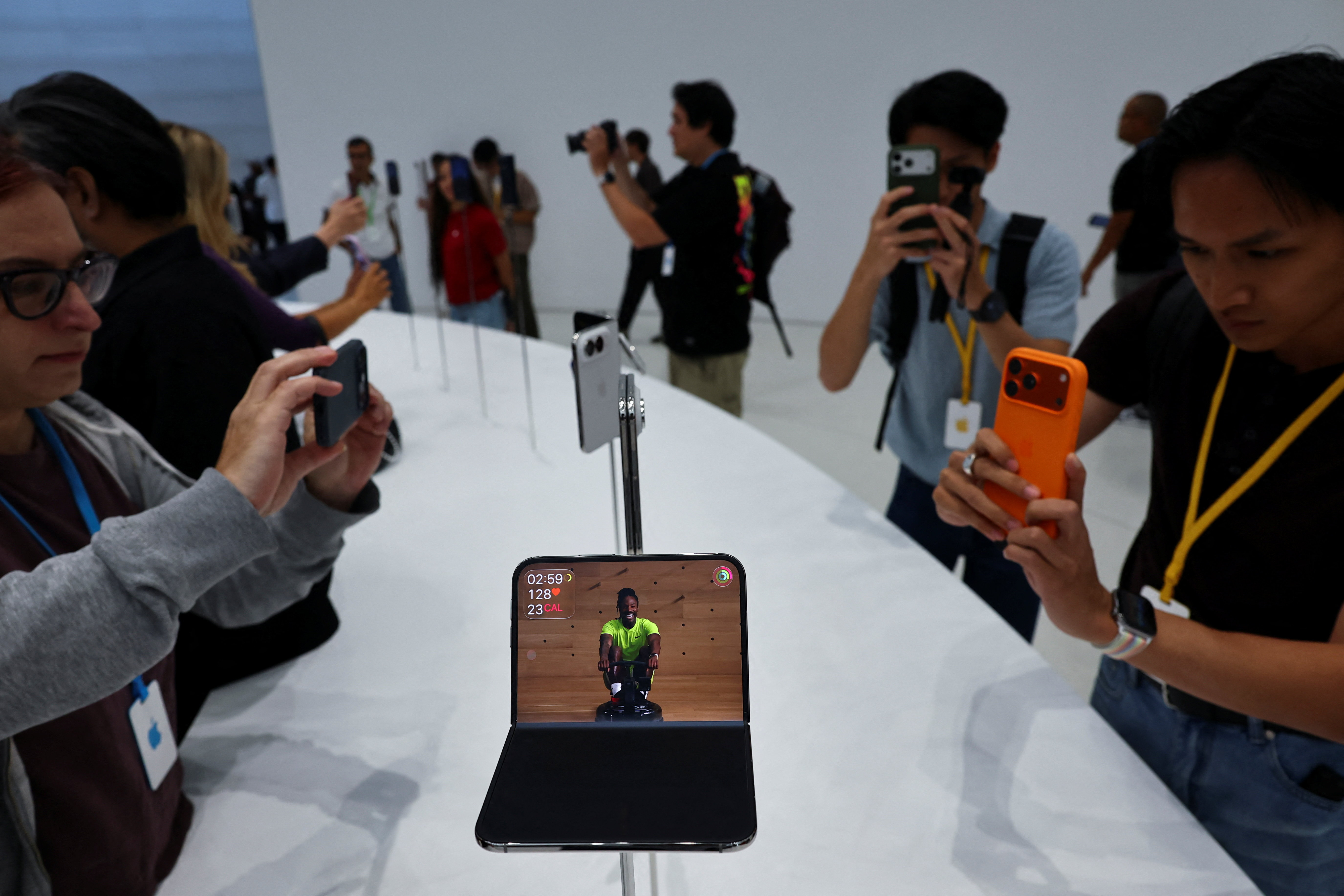 GÖVDE 1 — kendi arşivimiz (10 Eylül iPhone 18 haberinden, 5500x3667 gerçek fotoğraf): Apple etkinliğinde basın mensuplar