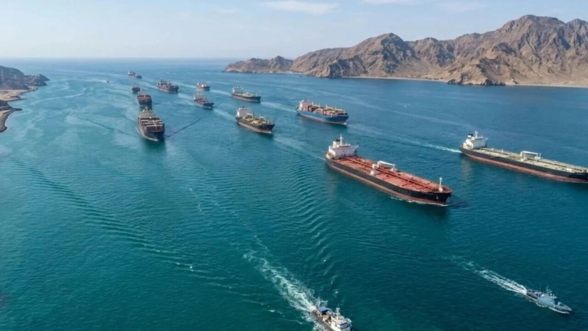 Hürmüz Boğazı'nda sıraya giren petrol tankerleri