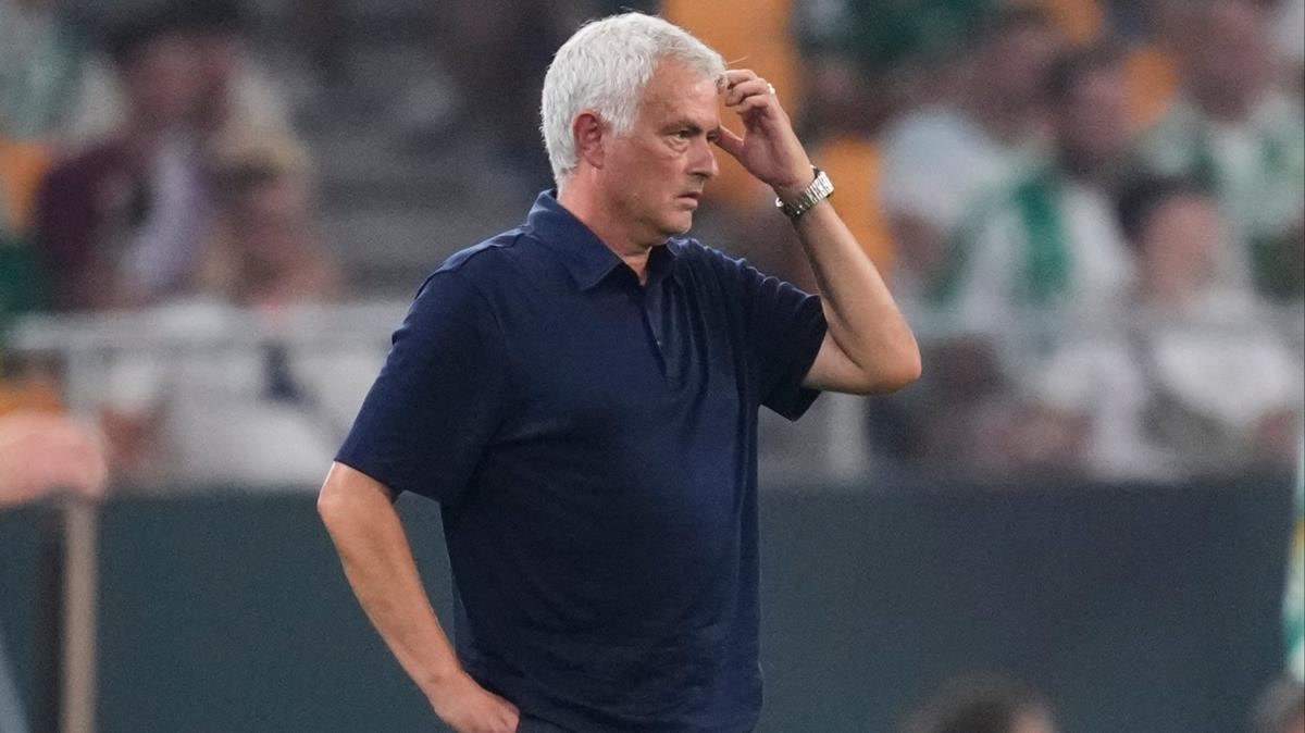 İspanya’dan Fenerbahçe’ye özel yer ayıran José Mourinho, Türkiye’deki hakem soruşturması için hangi kelimeyi s