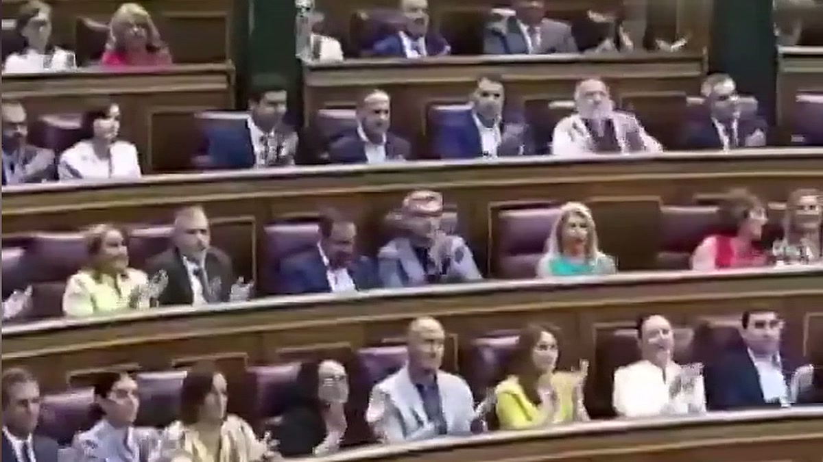 İspanya Temsilciler Meclisi'nde Pedro Sánchez'in soykırım konuşması sırasında alkışlayan milletvekilleri
