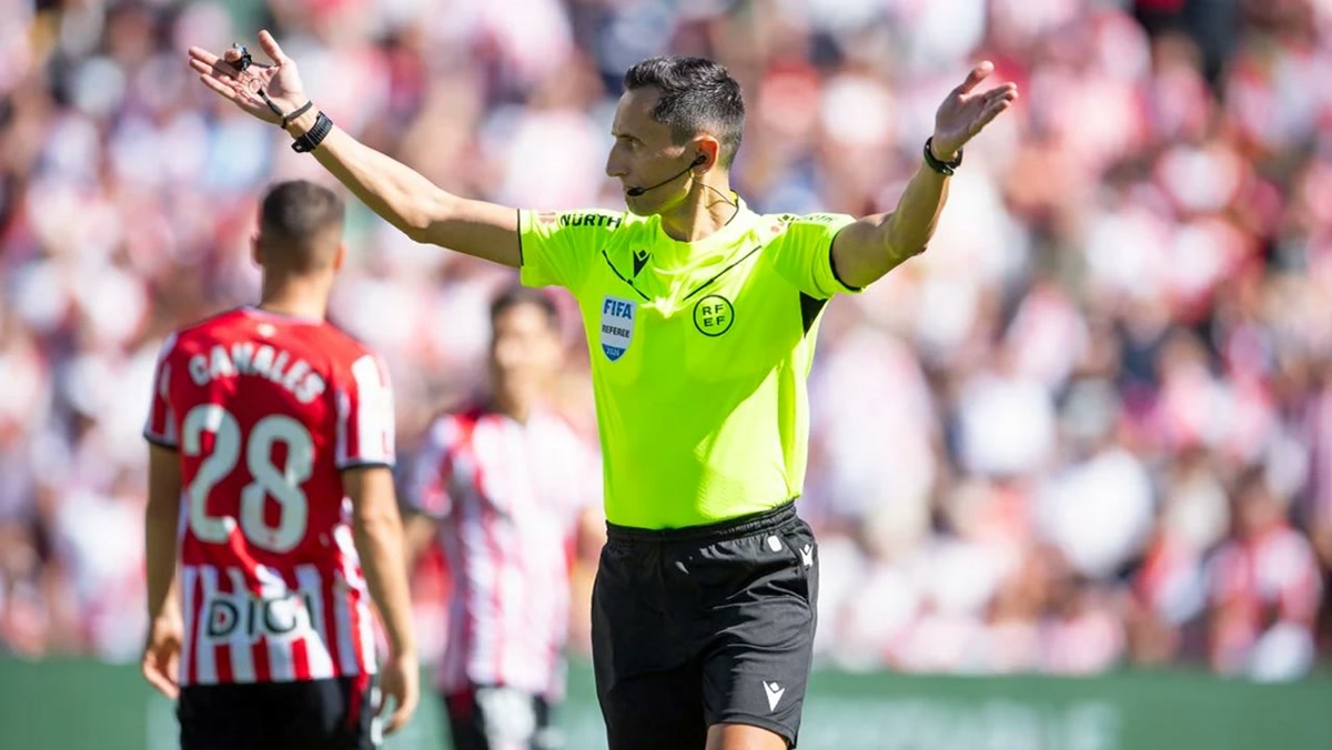 İspanya'da Rayo Vallecano-Athletic Bilbao maçına kağıt uçaklar yağdı, polis hakemi uyardı: LaLiga'da tribünün