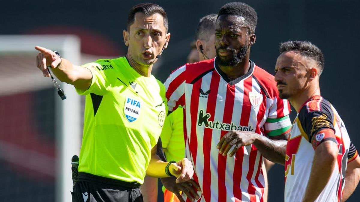 İspanya'da Rayo Vallecano-Athletic Bilbao maçına kağıt uçaklar yağdı, polis hakemi uyardı: LaLiga'da tribünün