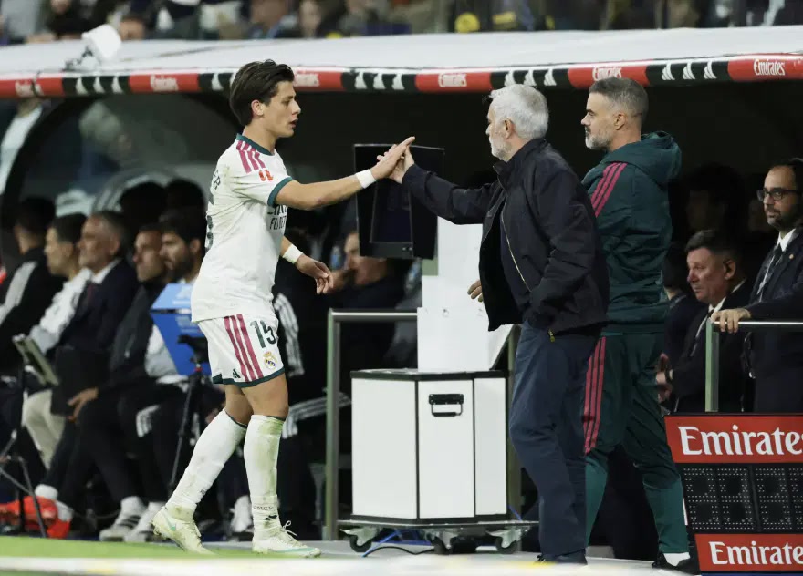 İspanya'da Real Madrid'in Sevilla'yı farklı geçtiği maçta Arda Güler'in sol ayağından çıkan o vuruş Bernabéu'y
