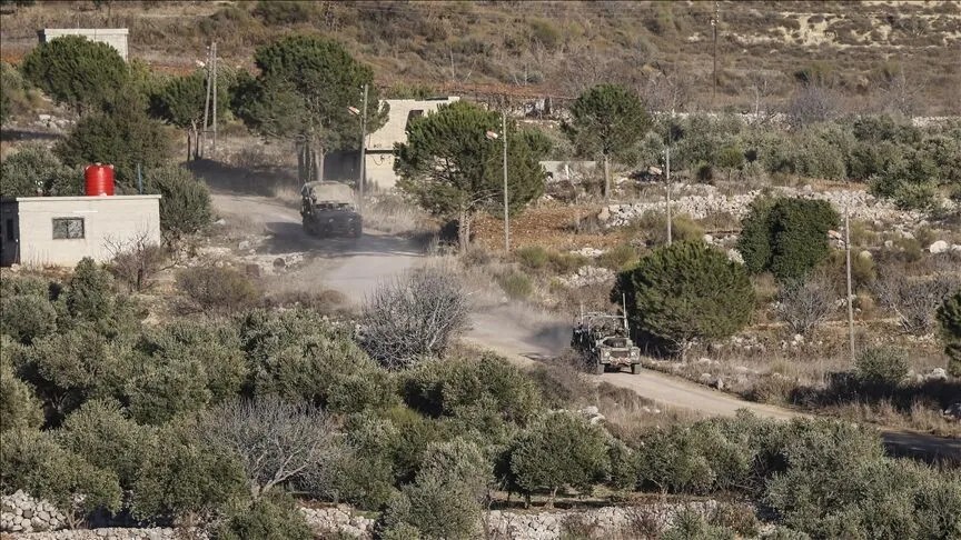 GÖVDE — Batı Şeria'da toprak yolda ilerleyen İsrail askeri araçları, zeytinlikler; 864x486, temiz