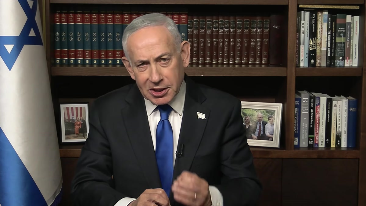 Netanyahu, masasında İspanya'ya yönelik açıklamasını okurken