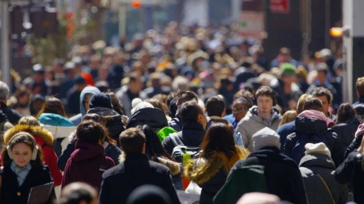Yoğun bir şehir caddesinde yürüyen insan kalabalığı, 1200x674, net ve filigransız; Star haberinin og:image görseli