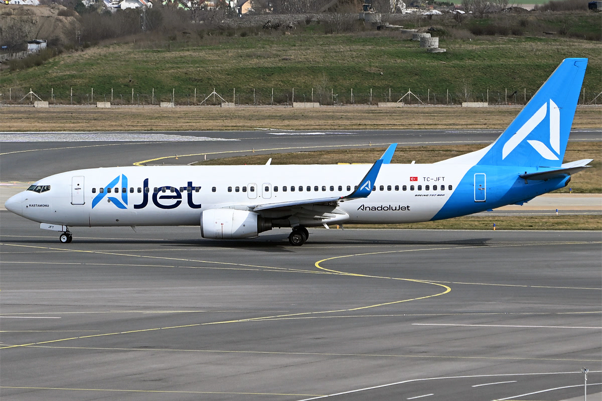 AJet'in Boeing 737-800 tipi yolcu uçağı