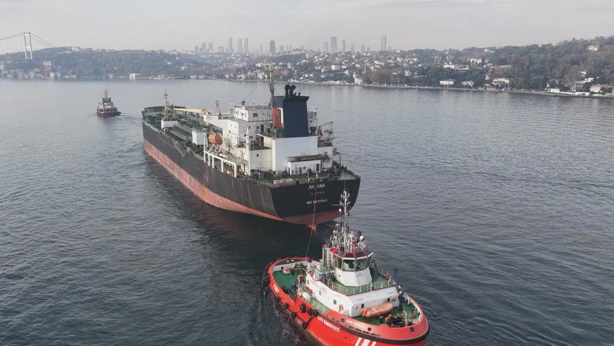 İstanbul Boğazı kapandı: Dron saldırısında vurulan AK ANA tankeri geçerken yanında kimler vardı?