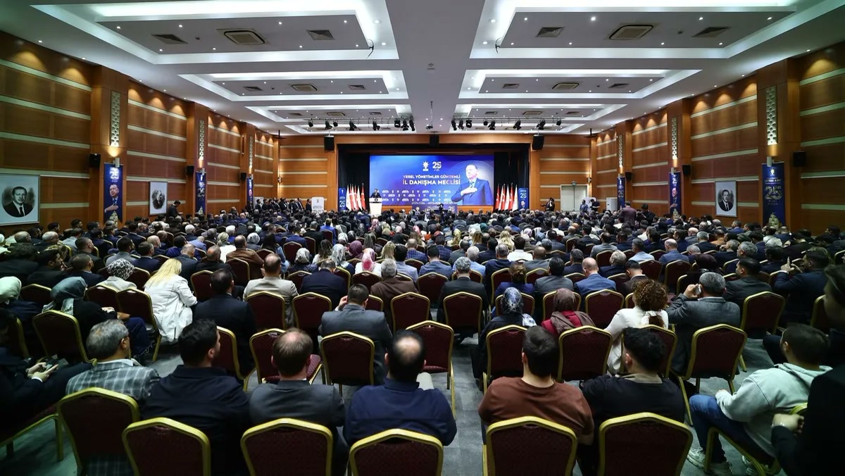 İstanbul'da CHP, İYİ Parti ve DEM Parti'den 136 kişi AK Parti'ye katıldı, il başkanı “yarından itibaren” derke