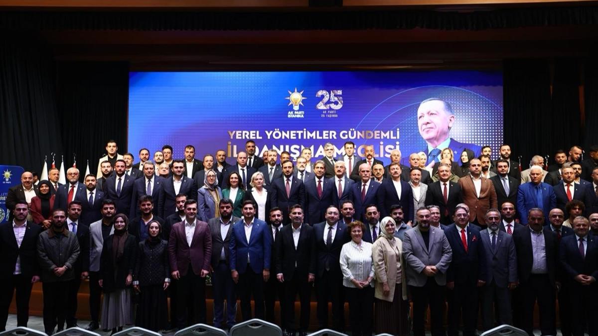 İstanbul'da CHP, İYİ Parti ve DEM Parti'den 136 kişi AK Parti'ye katıldı, il başkanı “yarından itibaren” derke