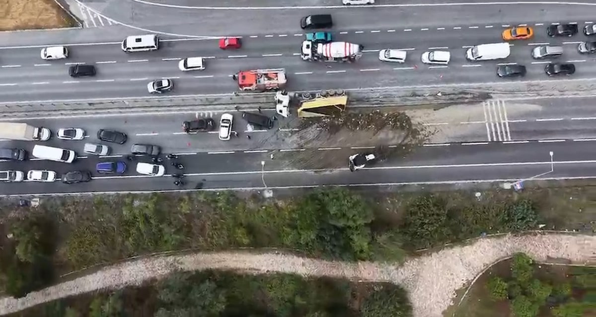 İstanbul Arnavutköy'de hafriyat kamyonu orta refüje devrildi, tonlarca moloz karşı şeride boşaldı: O sırada or