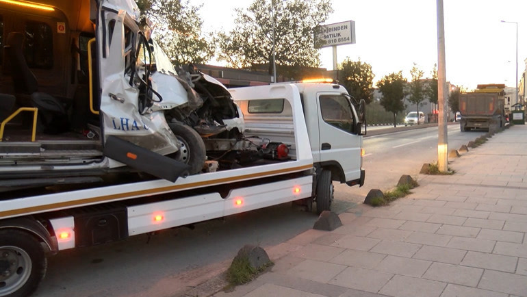 İstanbul'da Arnavutköy kaza dehşeti: servis minibüsü kamyona arkadan çarptı, kaza nedeni ne?