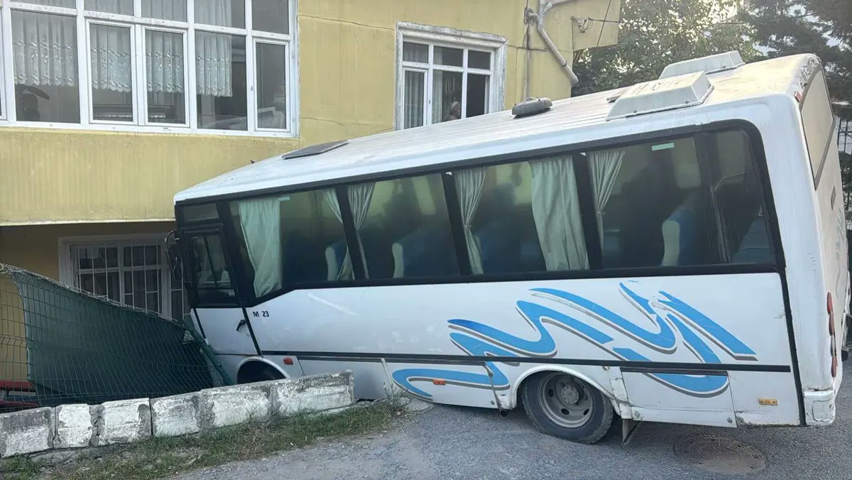 İstanbul Arnavutköy'de midibüs kazası: Freni boşalan araç evin bahçesine daldı şoför o anda neredeydi?