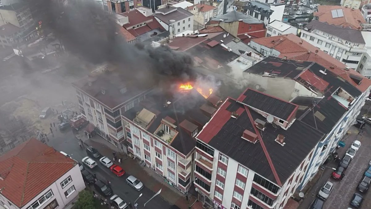 İstanbul Arnavutköy'de 5 katlı binada yangın paniği: mahsur kalanlar için itfaiye seferber oldu, alevler komşu